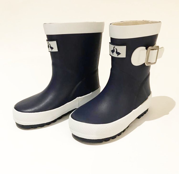 Introducing Goose & Gander’s take on the classic wellington boot for kids aged 1-4yrs Features: Natural Rubber Waterproof Slip Resitant Sole Handcrafted Our signature Goose & Gander logo on the front Come packaged in a drawstring bag